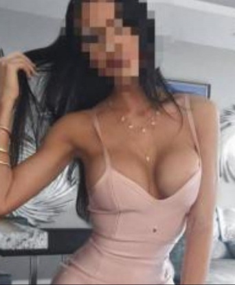 Искусительница с черными волосами приглашает на откровенные встречи. Без табу, без ограничений - готова исполнить даже самые смелые желания. Позволь себе стать настоящим мачо! 14414, 22 года